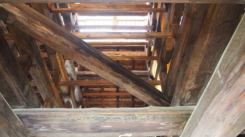 北方文化博物館「考古資料館　天井裏の梁組」